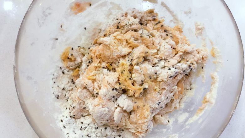 宝宝辅食:胡萝卜芝麻面包棒棒-12M+,用筷子简单搅拌,加入<a style='color:red;display:inline-block;' href='/shicai/ 141765'>熟芝麻</a>,用刮刀或筷子搅拌成絮状。