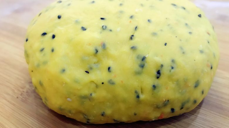 宝宝辅食:胡萝卜芝麻面包棒棒-12M+,用手将面团搓揉成较光滑的面团,稍稍多揉一会。
》揉面可参考之前的食谱视频:视频食谱 |宝宝版豆沙面包卷