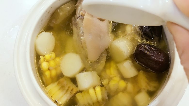 宝宝辅食:玉米山药炖猪蹄-18M+,炖完把姜和葱捞出,然后加一点盐调味,因为加了<a style='color:red;display:inline-block;' href='/shicai/ 500'>玉米</a>,味道是浓浓的清甜味儿,汤表面会有一些油,可以撇掉一些。