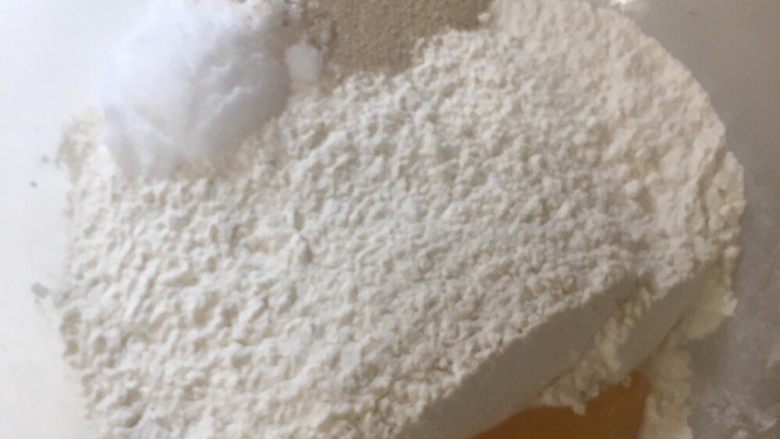 日式南瓜造型面包, 将A的材料称量在面包盆中