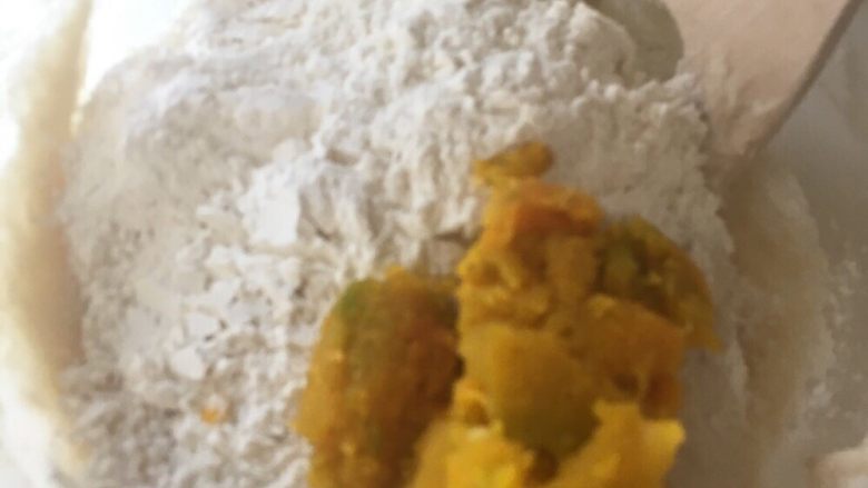 日式南瓜造型面包,加入B的材料和南瓜泥后,为避免粉末飞溅请慢慢搅拌