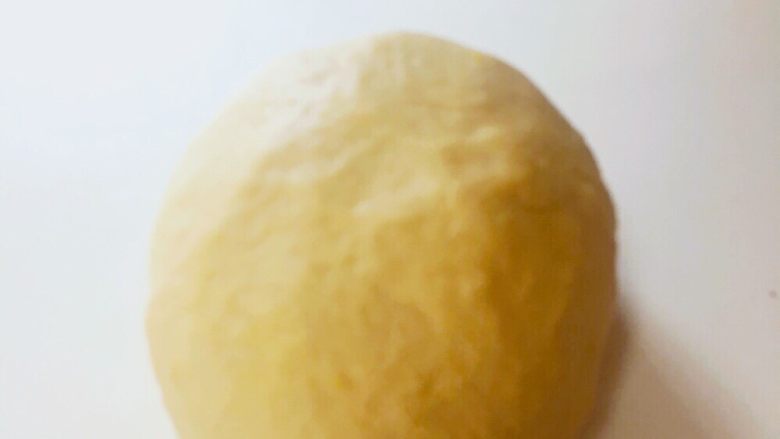 日式南瓜造型面包,材料搅拌均匀成团后放在桌上揉面。
将面揉至出筋,表面光滑的状态,揉面完成。
将面团团成团后,缝口朝下放入面包盆内,盖上保鲜膜。40℃发酵25-35分钟