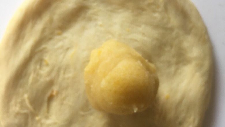 日式南瓜造型面包,面团开成直径约9-10cm片状,包入南瓜馅,收口捏紧