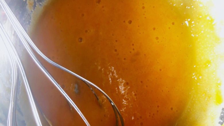 鲜奶油戚风磅蛋糕,蛋黄中分别加入砂糖拌匀