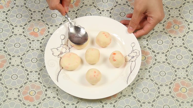 葱香田园土豆饼,用勺子背面将其轻轻压扁(勺子背面可以沾点水防粘),也可以用手轻轻摁压。