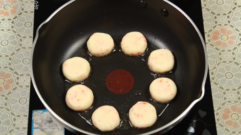 葱香田园土豆饼,放入土豆饼,小火慢慢煎。