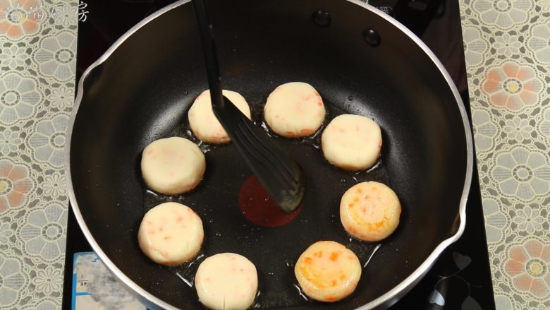 葱香田园土豆饼,每隔两分钟左右,翻面煎另一面。这里火力不能太大,避免表皮烧焦,里面又不熟。