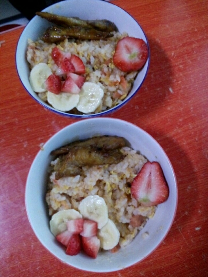 西红柿鸡蛋炒饭加鸡翅,摆盘 