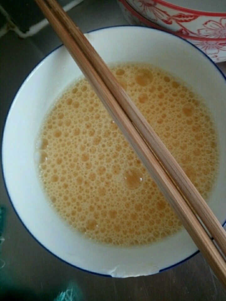 西红柿鸡蛋炒饭加鸡翅,鸡蛋放入锅中 翻炒 放入米饭 翻炒