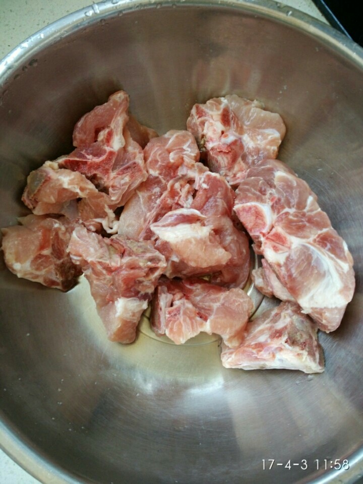 脊骨炖豆角,脊骨洗净