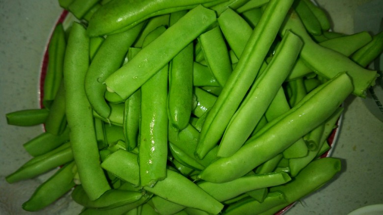 脊骨炖豆角,<a style='color:red;display:inline-block;' href='/shicai/ 3639'>豆角</a>摘丝,撅为两段备用