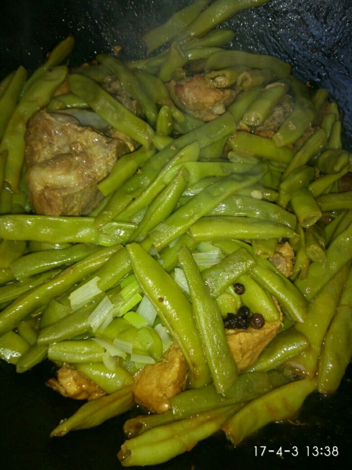 脊骨炖豆角,脊骨炖40分后,豆角入锅,酌情加盐