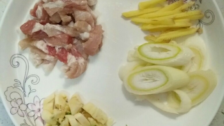 家常红烧芸豆,准备好肉丝(片)、葱、姜、蒜。
