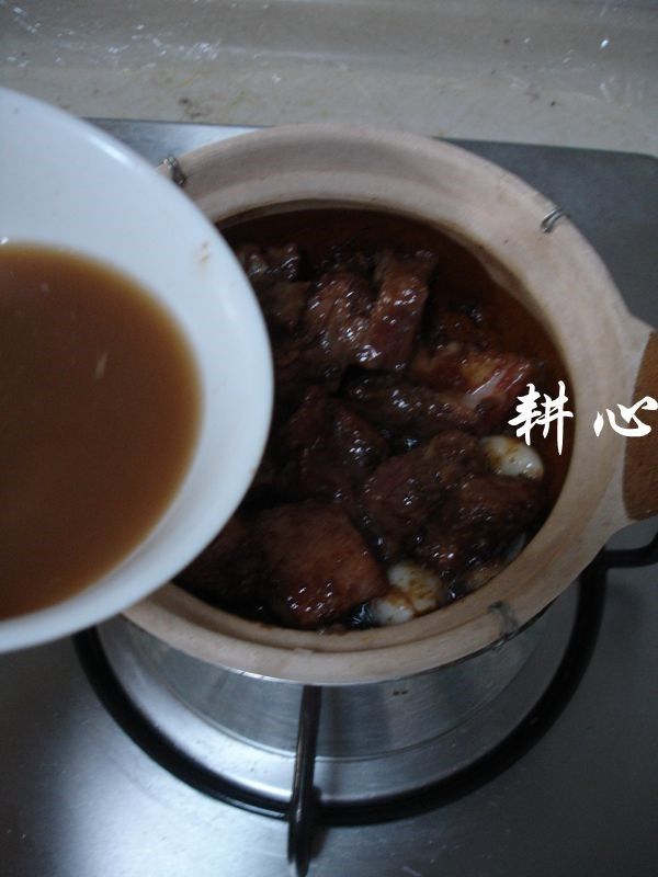 虾酱排骨粉丝煲,将芡汁倒入一半,拌匀。
