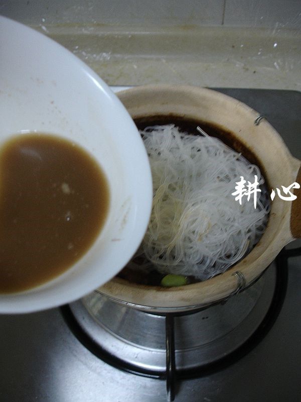 虾酱排骨粉丝煲,倒入剩余的芡汁,拌匀,盖锅盖,小火煲5分钟。