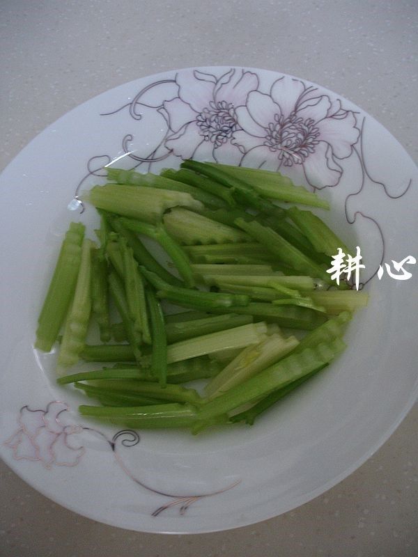 西芹蒸排骨,西芹铺在盘子底部。