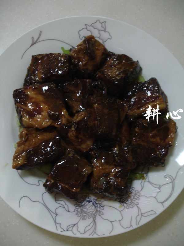 西芹蒸排骨,腌制好的排骨铺放在西芹上面。
