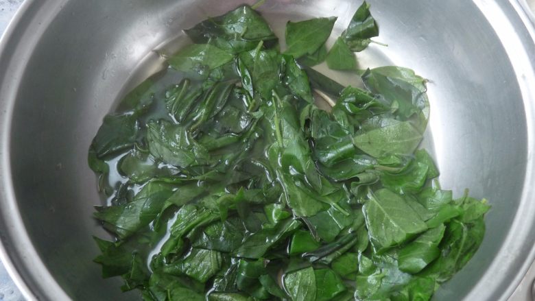 椰蓉山药青团,鸡矢藤叶子用2碗的水,加点茶油焯至转绿,关火