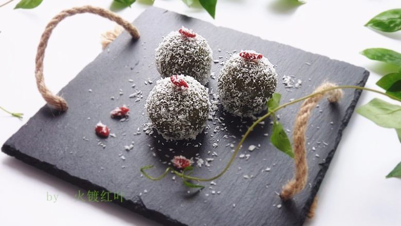 椰蓉山药青团,沾好椰蓉的团子上面点缀一颗枸杞子,即可食用