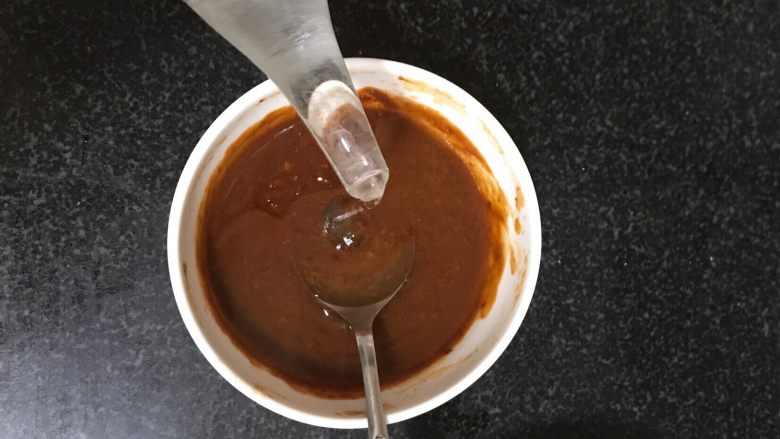秘制麻辣麻酱凉面,加入少许凉开水稀释料汁(多少看自己喜爱程度)