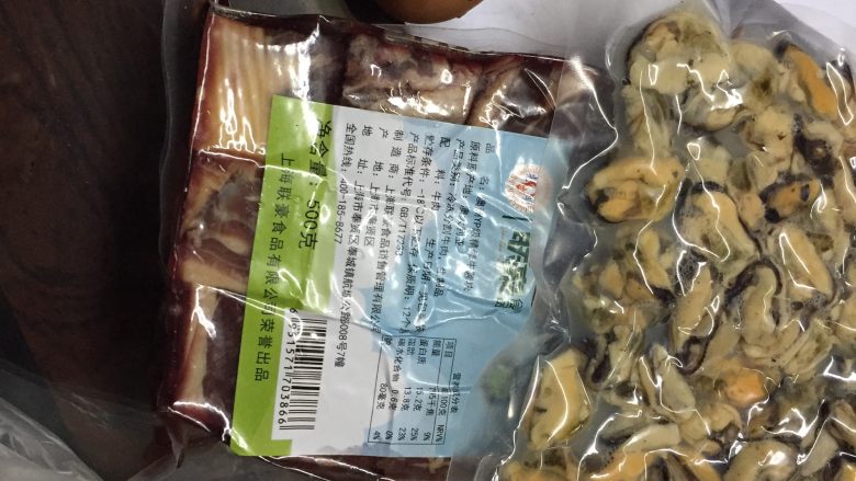 烤箱版肉丸子,本来想用海鲜增点香,后来没用上,拍图时合影进去了