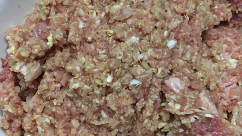 烤箱版肉丸子,初步剁成小块放入碗中备用