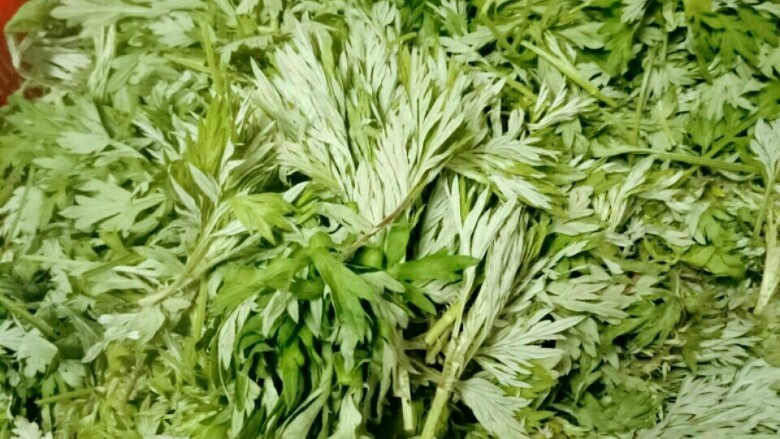 艾草糍粑,先准备新鲜的艾草,艾草的话大概网上可以买得到的。