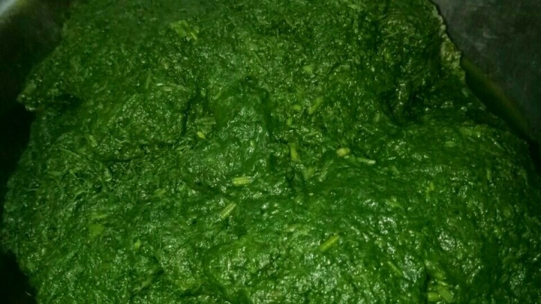 艾草糍粑,把艾草洗干净之后,放到案板上,用刀把艾草剁碎,成泥状然后装在干净的盆里。
