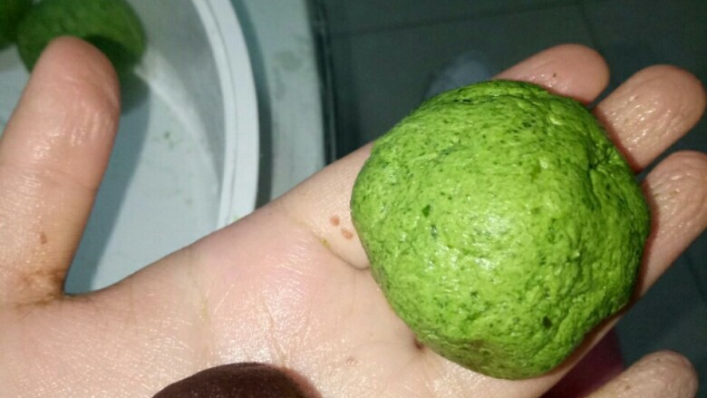 艾草糍粑,将馅料和面团搓成一个个的小球。馅料的话根据自己的喜好来定,这里的话,我用的是用莲蓉馅,因为我个人比较喜欢莲蓉。然后像包汤圆一样把馅料包在,面团里面。