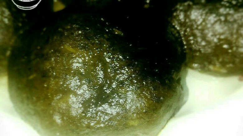 艾草糍粑,然后入锅蒸煮,熟透之后出锅装盘即可。