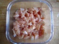 宫保鸡丁,1.鸡脯肉先拍后斩切成丁,加入料酒1茶匙和少许盐,抓上劲后放入淀粉抓匀,腌制10分钟