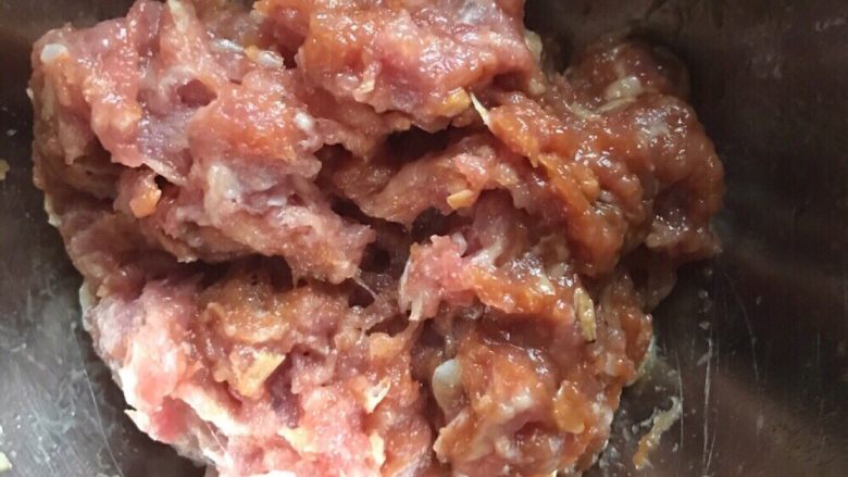 土豆丝炒肉末,第二步:肉末放到碗里后,加1勺油 抓匀,再加1滴耗油 再次抓匀,最后再加入适量<a style='color:red;display:inline-block;' href='/shicai/ 692'>酱油</a> 抓匀。