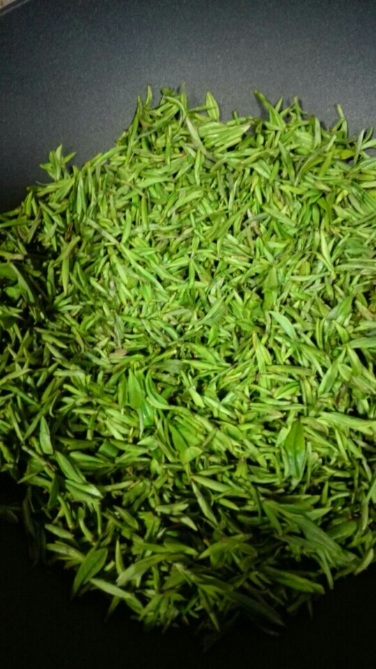 明前茶之家炒野茶叶,准备一口锅,洗干净,但不能有水,一定不能有水!将锅烧热,放入茶叶,小火开炒