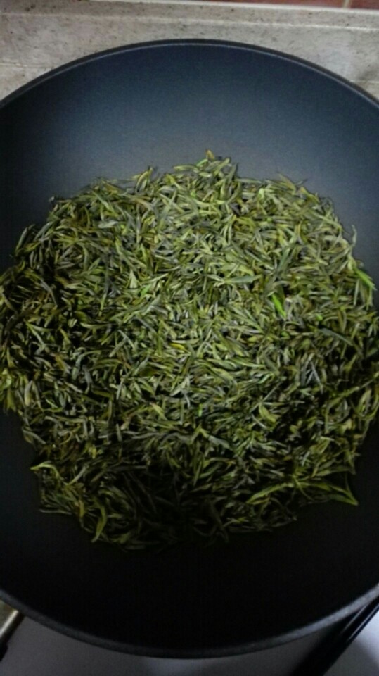 明前茶之家炒野茶叶,接下来就是炒茶叶啦!没有专业炒茶人的手艺,怕烫对吧?那就用筷子!但是要不停翻炒,使茶叶受热均匀!