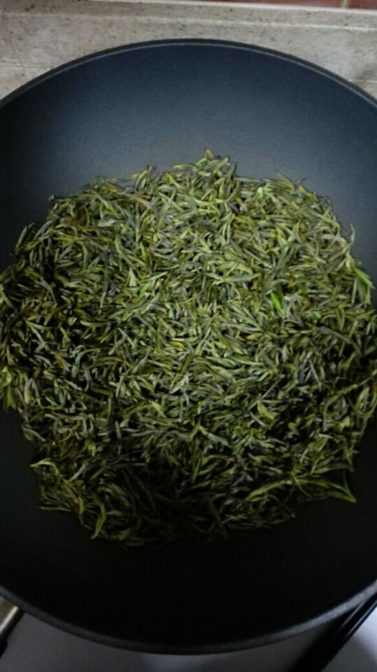 明前茶之家炒野茶叶,接下来就是炒茶叶啦！没有专业炒茶人的手艺，怕烫对吧？那就用筷子！但是要不停翻炒，使茶叶受热均匀！