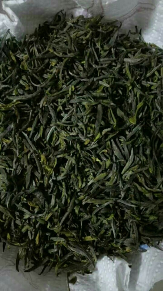 明前茶之家炒野茶叶,炒茶叶大约一小时,然后就差不多了。不过刚摘回来的茶叶新鲜有水分,炒完了以后重量可是会轻了不少呢!