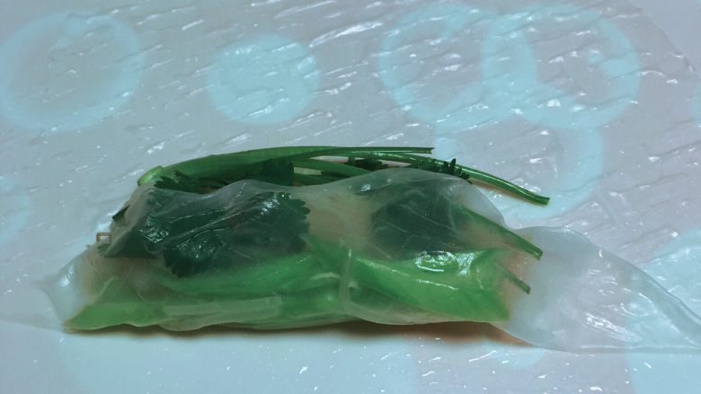 越南春卷,馅料填在中间靠下侧,包裹春卷