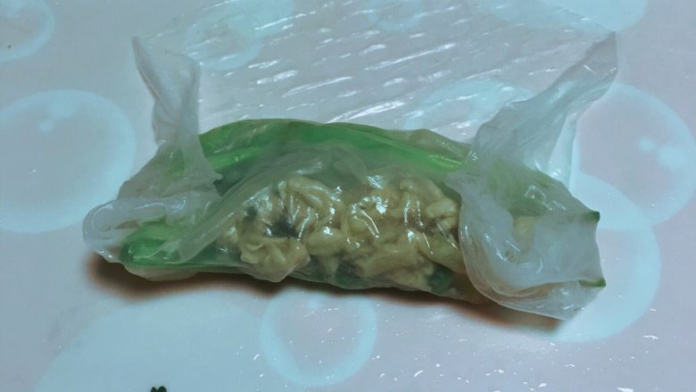 越南春卷,两边搭好锁住中间馅料