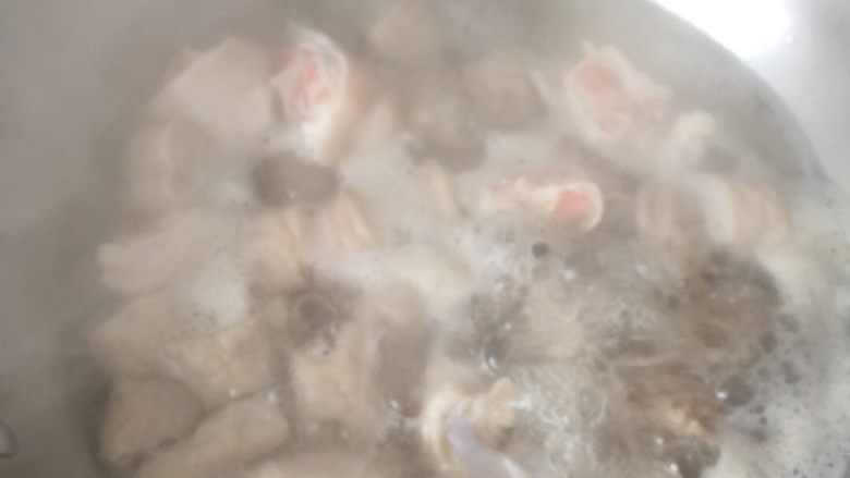 泡椒肥肠猪腣,抄熟去血水