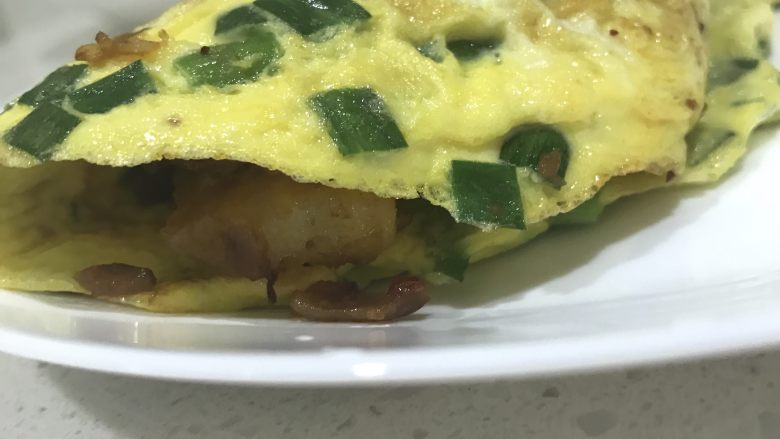懒人土豆鸡蛋饼,盖被子
鸡蛋包裹着土豆
此过程 手动完成 手动完成 手动完成！！
我也没办法 太懒了 
你们发明了其他方法记得告诉我
