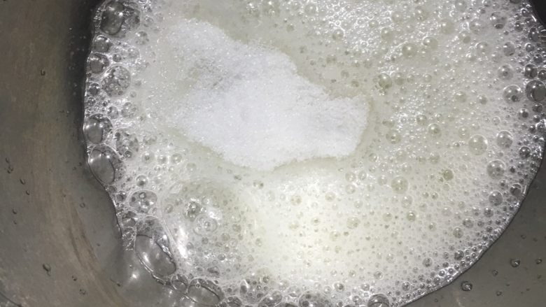 烫面抹茶蛋糕卷,蛋清打发至大泡时,加20克糖