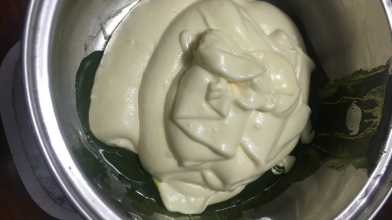 烫面抹茶蛋糕卷,取150克搅拌好的糊,放入抹茶糊中