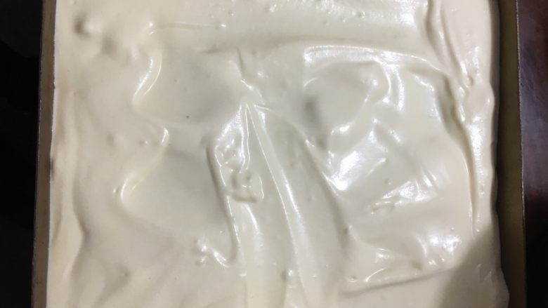 烫面抹茶蛋糕卷,倒入剩下的面糊,用刮刀轻轻抹平