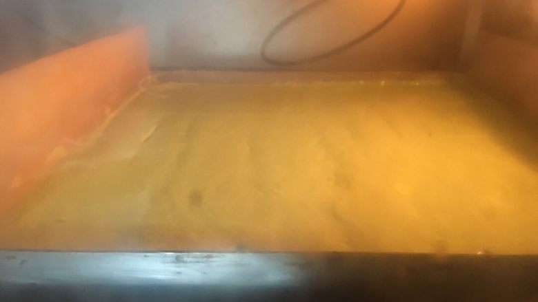 烫面抹茶蛋糕卷,烤箱预热160度,烤约20分钟左右