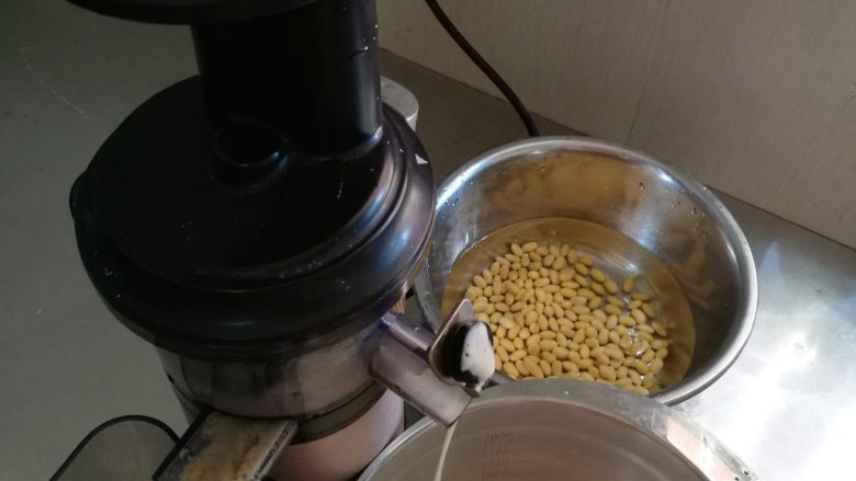 超嫩滑的豆腐花,零失败技能Get,黄豆加水用原汁机磨好豆浆,没有原汁机也可以用豆浆机、料理机,都可以。