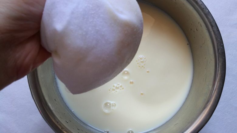 超嫩滑的豆腐花,零失败技能Get,做好的豆浆用布袋隔渣。这里画重点,想成品嫩滑,必须用布袋过滤,市面上买的汤袋就可以了,最好过滤两遍。