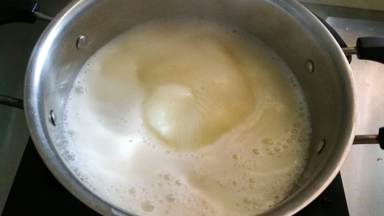 超嫩滑的豆腐花,零失败技能Get,豆浆煮到沸腾,豆浆容易假沸腾,所以必须至少沸腾2分钟以上,才能把豆浆煮熟,没煮熟的豆浆会有毒素。