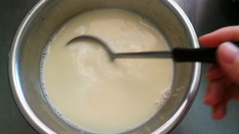 超嫩滑的豆腐花,零失败技能Get,加入内酯最适宜的温度是80-90度,所以做好的豆浆先放凉一会儿,有条件的话可以用温度计测量,没有的话,就大概放置5分钟,期间要搅拌一下