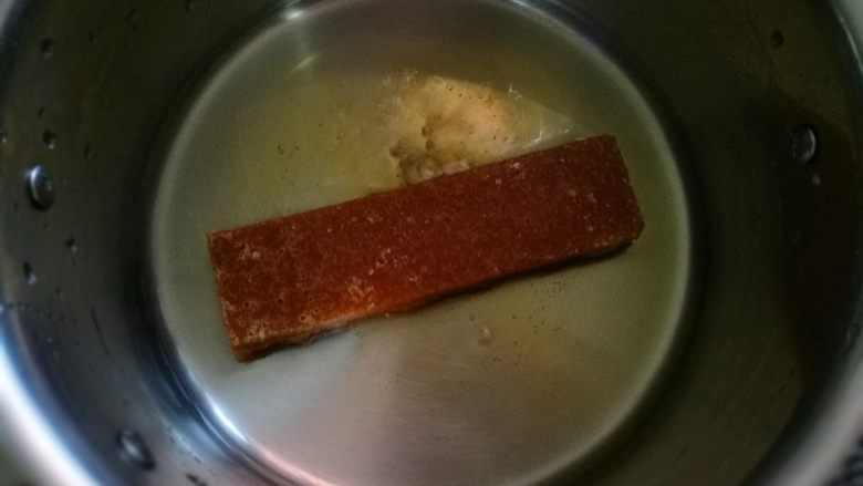 超嫩滑的豆腐花,零失败技能Get,豆腐花做好了,就可以做调料,我是地道南方人,所以喜欢吃甜的。把黄糖加少许水融开。