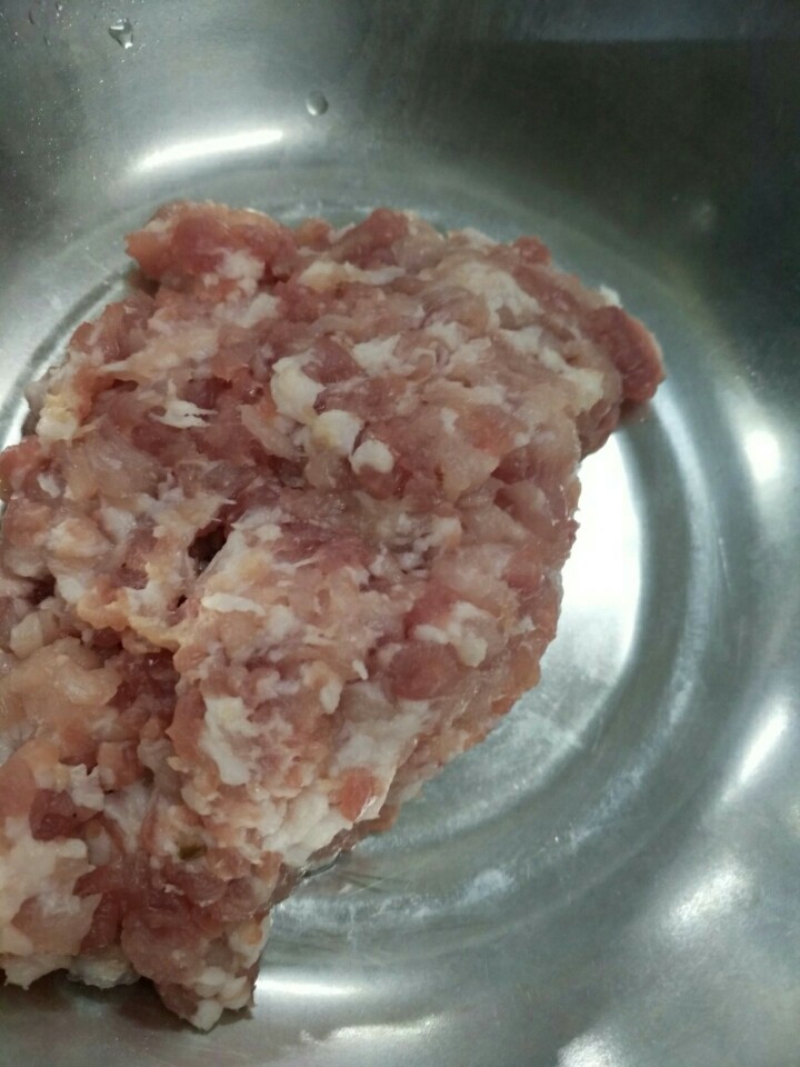 虾干肉末煮凉瓜,肉切碎备用